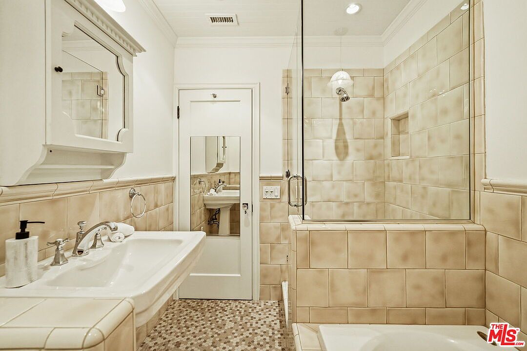 1174 Masselin Ave, Los Angeles, CA 90019, photo 32